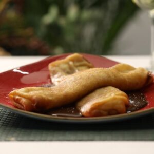 Filloas rellenas de crema con chocolate caliente