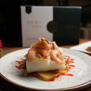 Bacalao a la plancha con langostinos al ajillo